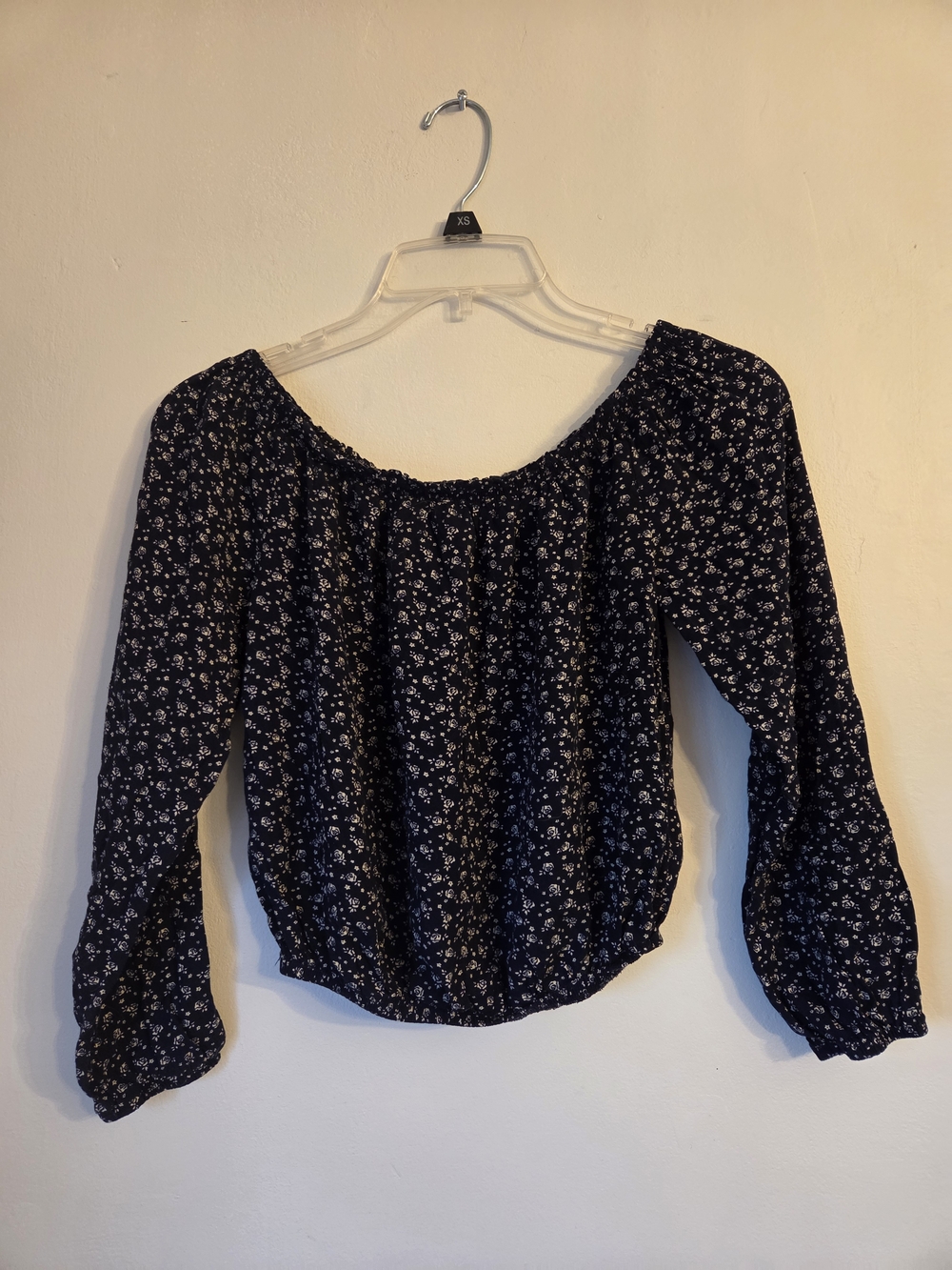 John Galt California Women’s Navy Blue Floral Off-Shoulder Blouse Size M